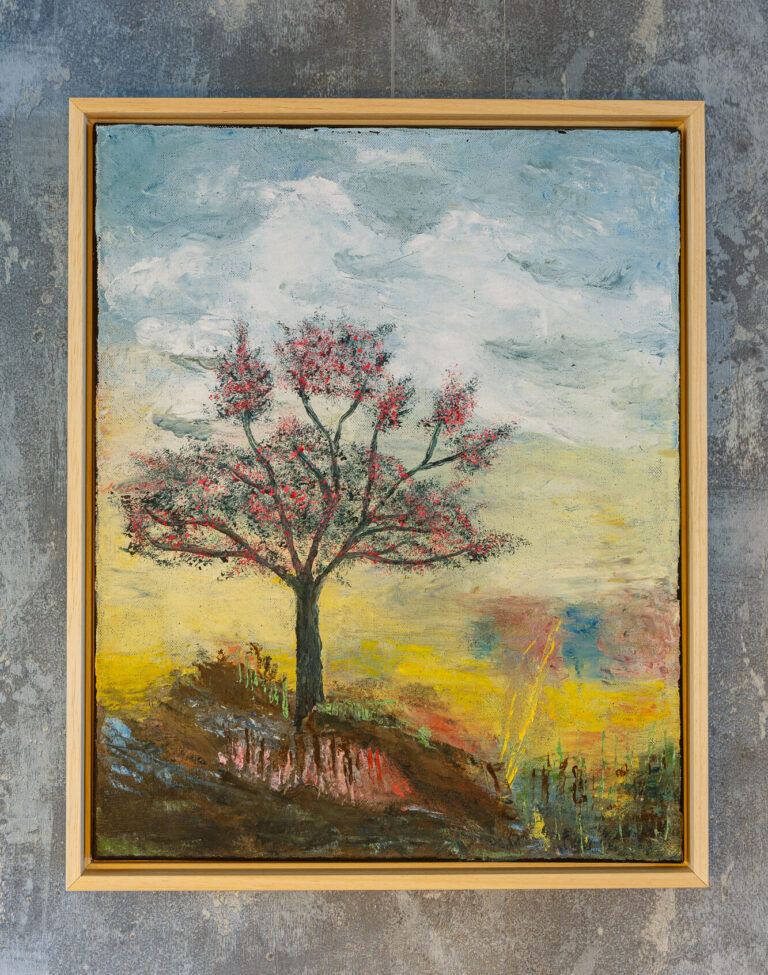 Eenzame boom in het laatste avondlicht