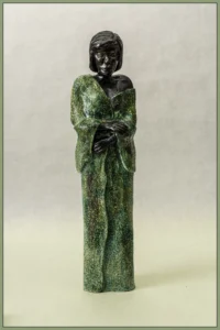Beeld vrouw met groene kleding.