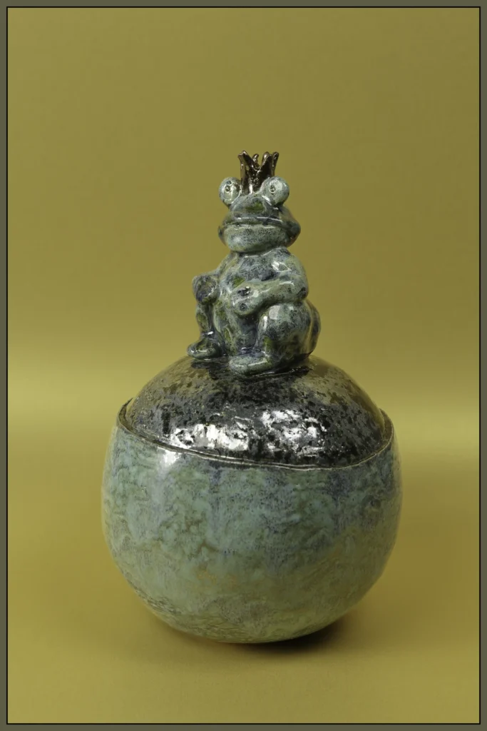 Sculptuur kikkerprins op bol